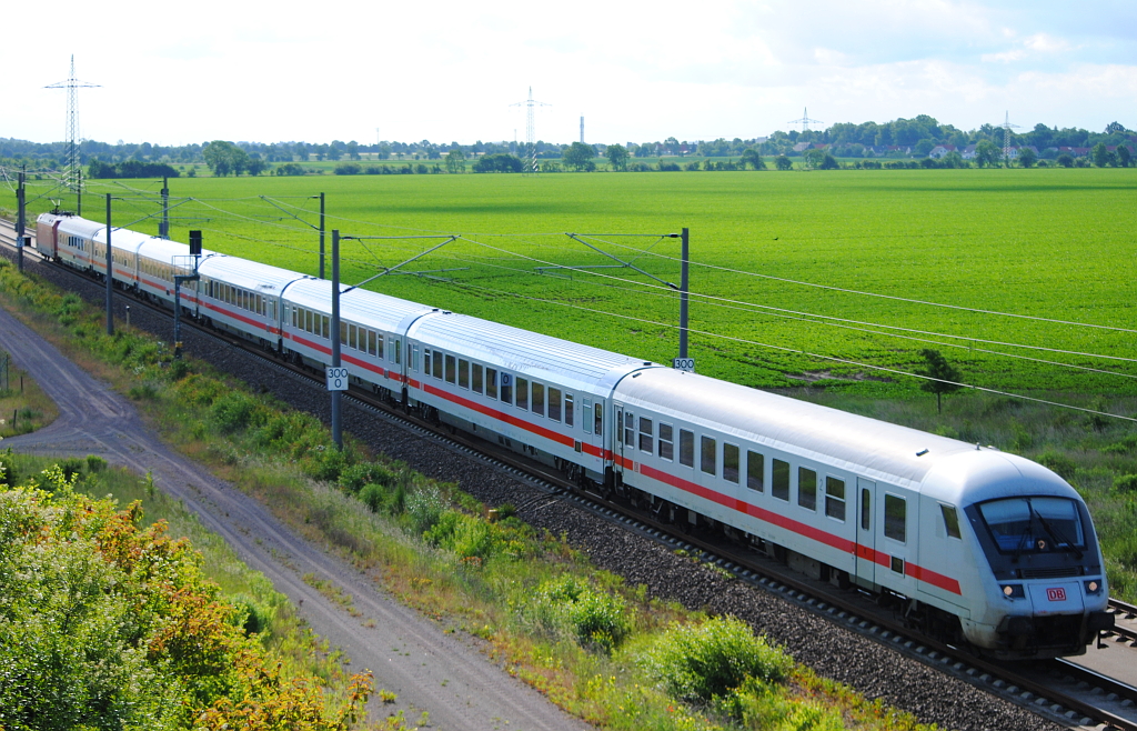 IC 2046 von Leipzig nach Kln, auf der Neubaustrecke zwischen Leipzig/Messe und Flughafen Leipzig/Halle. (09.06.2012)