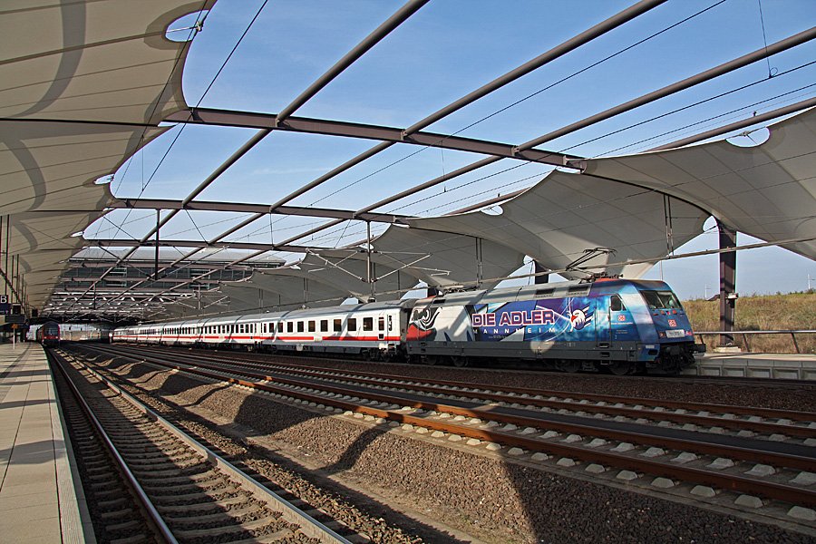 IC 2048 mit der Werbelok 101 070-1 der  Adler Mannheim  whrend eines Verkehrshaltes am 08.11.2009 im Bahnhof Leipzig-Flughafen. Nach mehreren Einstzen bers Wochenende von und nach Leipzig, bringt die Lok diesen Zug nach Kln.