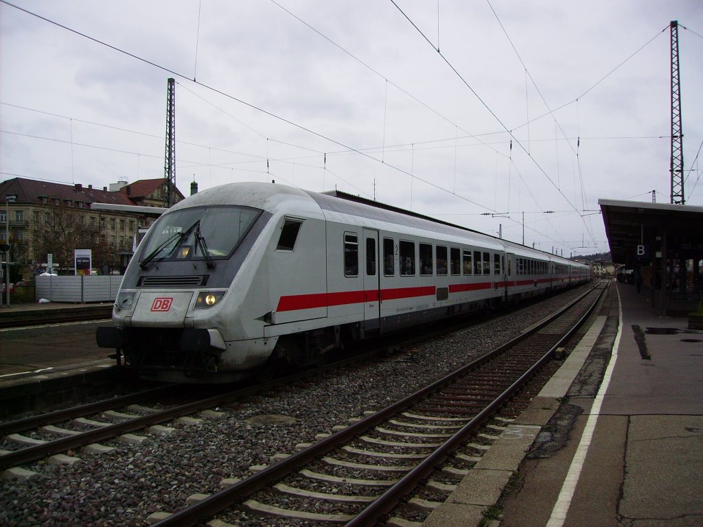 IC 2069 hat soeben den Pforzheimer Hauptbahnhof erreicht und wird seine Fahrt in Richtung Nrnberg sogleich fortsetzen, 03.12.2011.