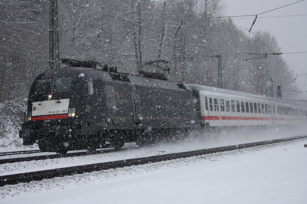 IC 2082  K�nigssee  bespannt mit der 182 567, hier bei der Durchfahrt in Assling (Oberbay) Richtung Berchtesgaden am 24.01.11