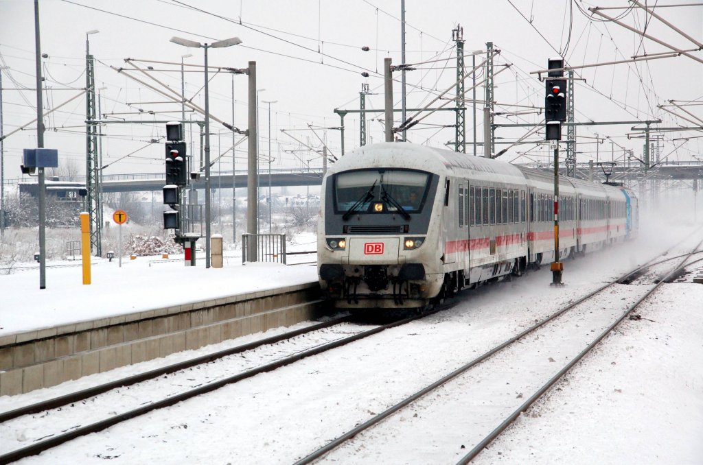 IC 2150 erreicht am 06.01.2010 den Bitterfelder Bahnhof. Die Zge werden auch immer krzer!