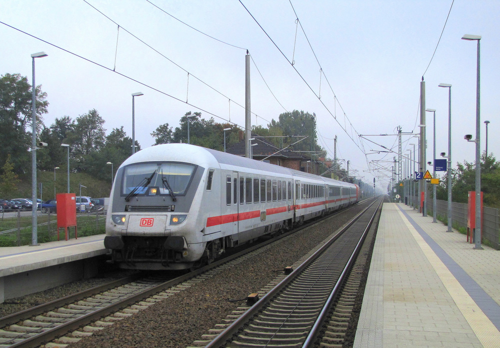 IC 2150 von Stralsund nach Dsseldorf Hbf fhrt hier in Grobeeren mit Steuerwagen voraus durch. 11.10.2010