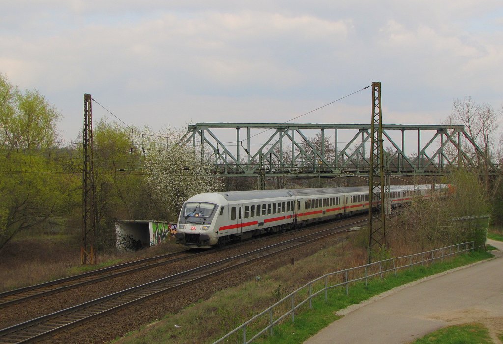 IC 2154 von Leipzig Hbf nach Frankfurt (M) Hbf, am 14.04.2012 in Naumburg (Saale).