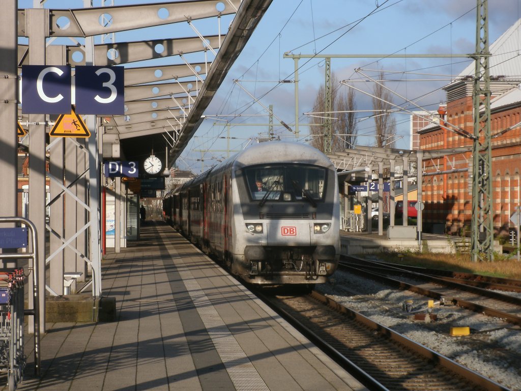 IC 2182 Kassel-Stralsund,am 17.Dezember 2011,in Rostock.