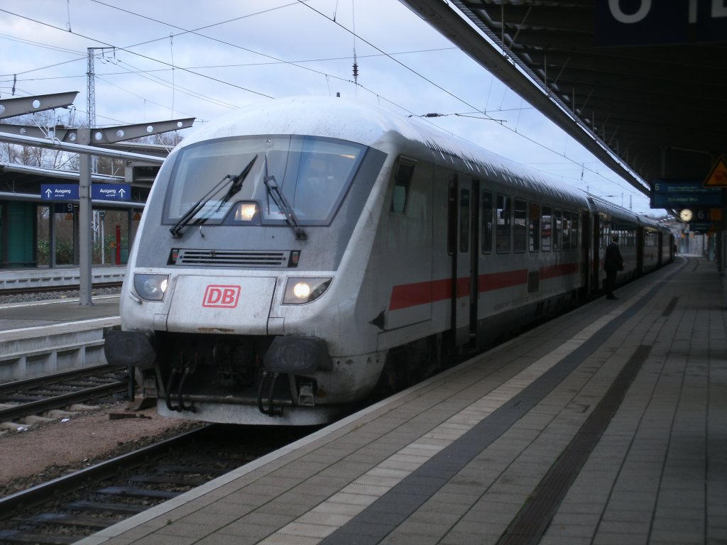 IC 2184 aus Hannover hat,am 17.Dezember 2011,im Rostocker Hbf einen Richtungswechsel und fuhr Steuerwagenvoran nach Binz.