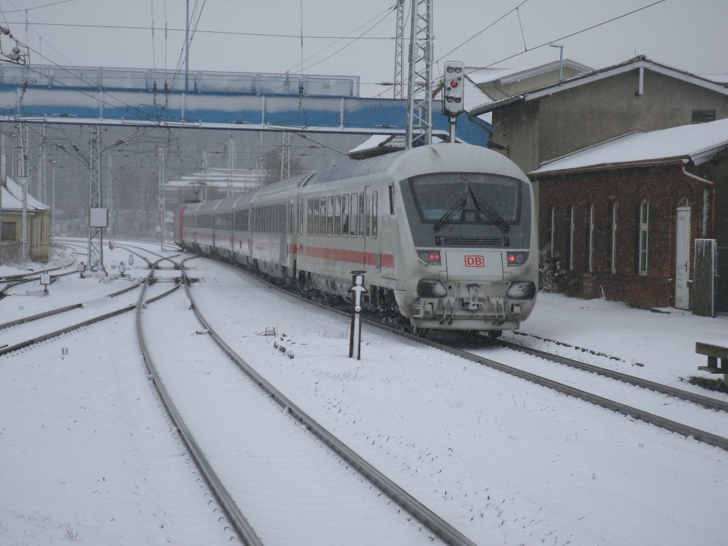 IC 2184 Hannover-Binz verlie,am 06.Februar 2013,den Bahnhof Bergen/Rgen.