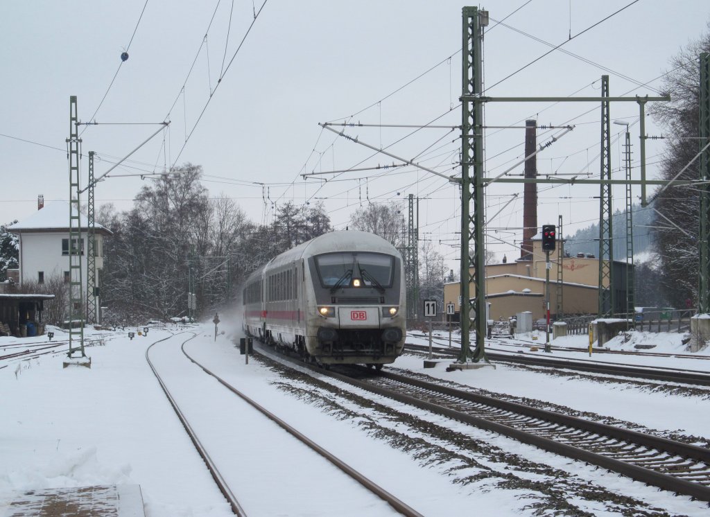 IC 2208 durchfhrt am 10. Februar 2013 mit fhrendem Steuerwagen den Bahnhof Kronach.