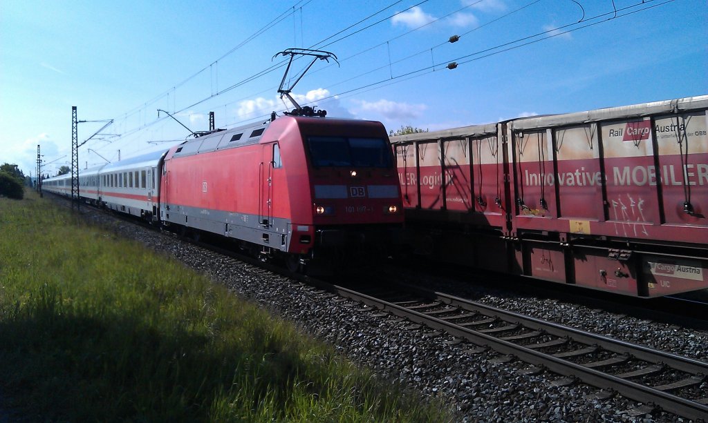 IC 2208 und ein G�terzug begegnen sich kurz vor Hirschaid. 
