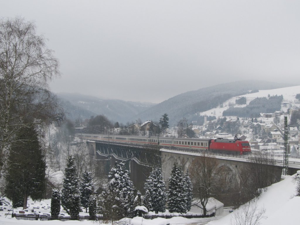IC 2208 nach Berlin-Gesundbrunnen berquert am 28. Dezember 2010 das Trogenbachviadukt in Ludwigsstadt.