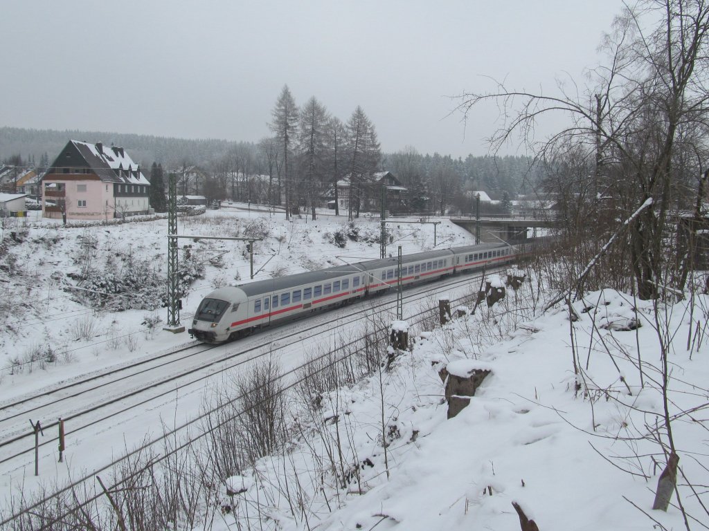 IC 2208 nach Berlin Hbf ist am 20. Januar 2013 im Frankenwald bei Steinbach am Wald unterwegs.