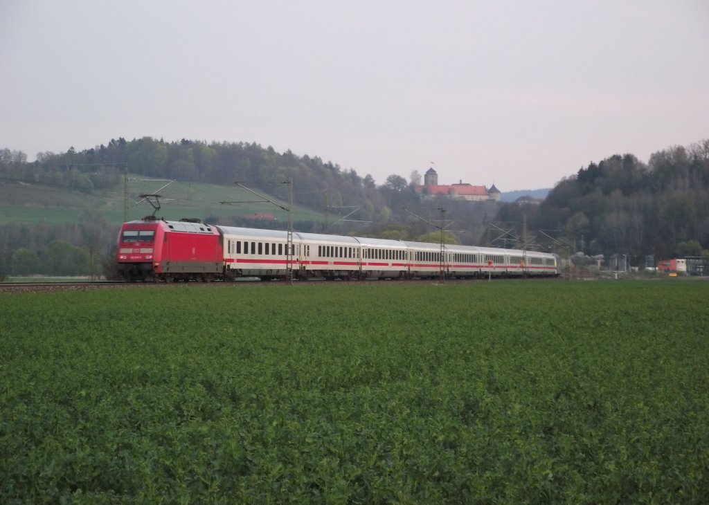 IC 2209 ist am 17. April 2011 bei Kronach unterwegs. Der Zug wurde von der 101 101-4  Europa  gezogen.