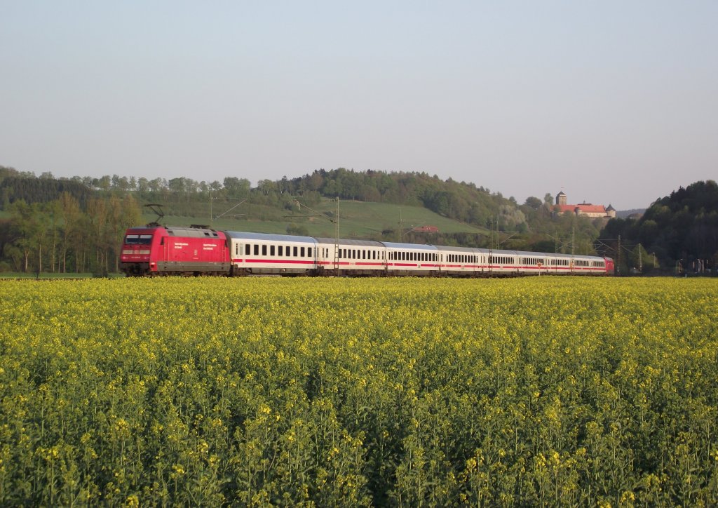 IC 2209 ist am 24. April 2011 auf der Frankenwaldbahn bei Kronach unterwegs.
