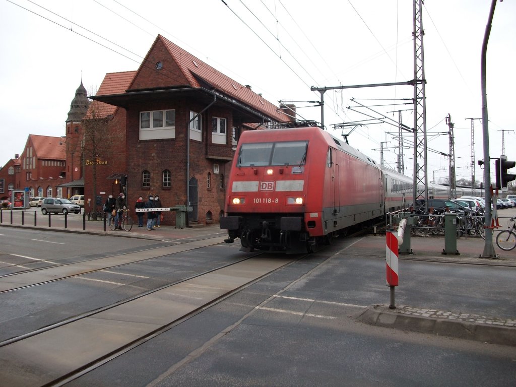 IC 2213 Binz-Stuttgart gezogen von 101 118,verlie am 18.Januar 2011,den Bahnhof Stralsund.Bei der Lok fllt unter dem rechten Fenster auf,das es  es eine kleine Reparatur gab.