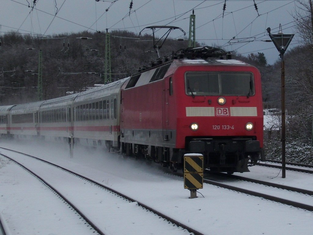 IC 2213 Binz-Stuttgart wurde 02.Janaur 2010 von 120 133 bespannt als ich den Zug an der Nordeinfahrt von Bergen/Rgen fotografierte.