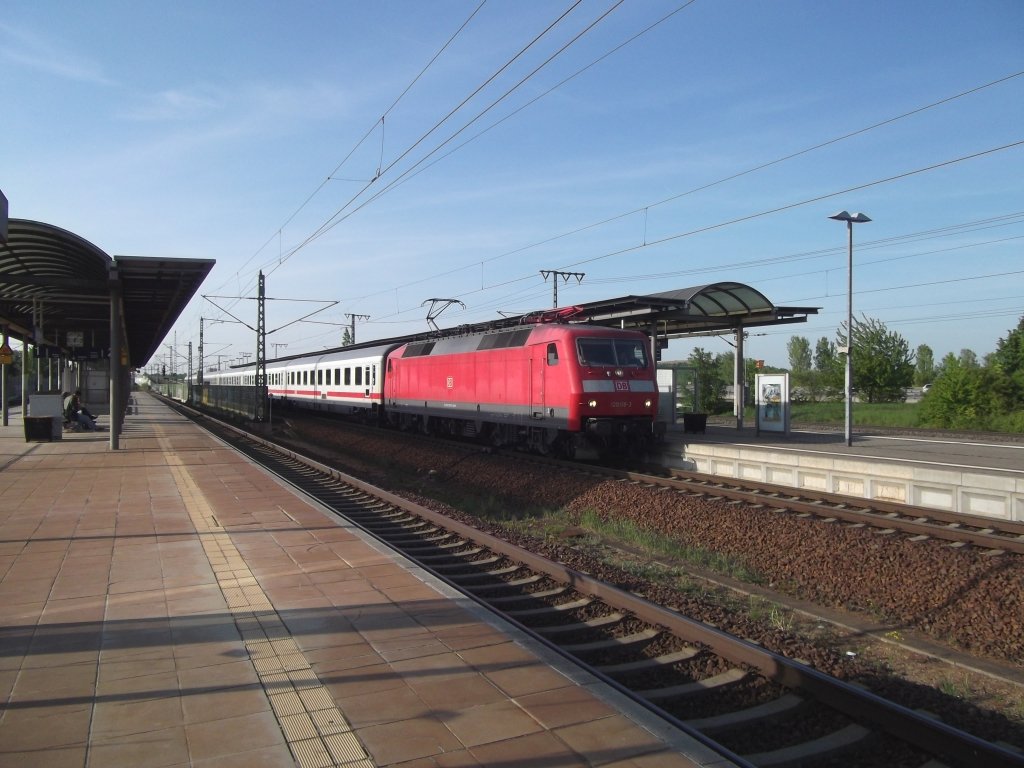 IC 2259 von K�ln Hbf nach Leipzig Hbf durchf�hrt hier den Bahnhof Leipzig/Messe.Aufgenommen am 06.05.2011 in Leipzig