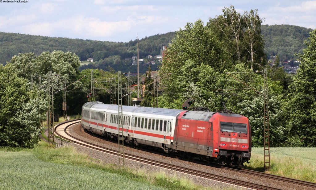 IC 2270  Schwarzwald  (Konstanz-Stralsund) mit Schublok 101 008-1 bei Niederwalgern 8.6.12