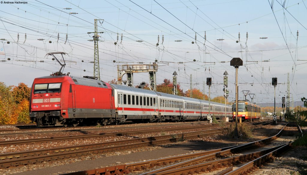 IC 2276 (Karlsruhe Hbf-Hamburg Altona) mit Schublok 101 065-1 in Karlsruhe 27.10.11
