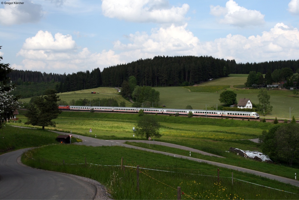 IC 2279 mit einer Baureihe 101 als Schublok am 08.06.2013 bei Stockburg. 
