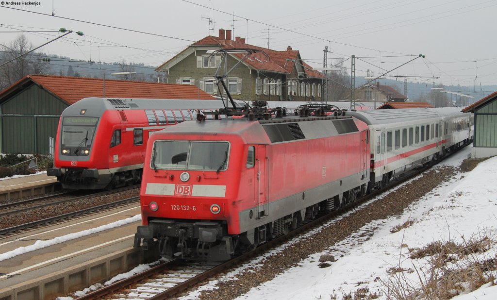 IC 2279  Schwarzwald  (Stralsund Hbf-Konstanz) mit Schublok 120 132-6 in St.Georgen 29.3.13. Der Zug stand dort auf Grund eines Personenunfalls zwischen St.Georgen und Villingen.