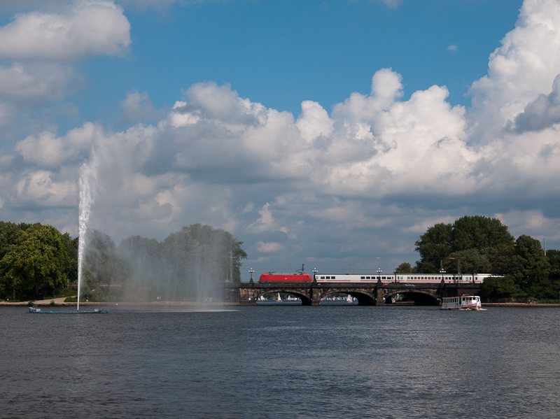 IC 2311 (Westerland(Sylt) - Stuttgart Hbf) am 28. August 2011 mit unbekannt gebliebener 101 auf der Lombardsbr�cke in Hamburg.