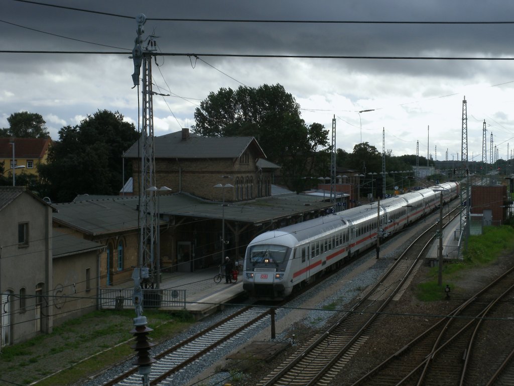 IC 2355 Frankfurt Flughafen-Binz,am 19.August 2011,vorm anr�ckenden Regenschauer in Bergen/R�gen.
