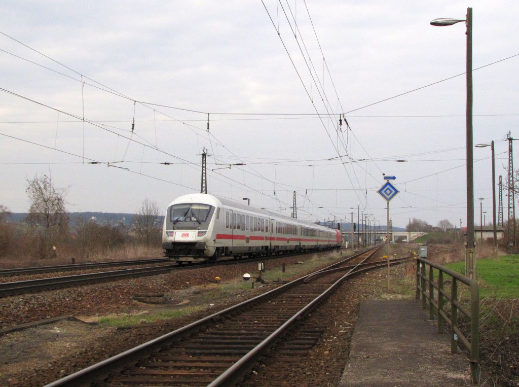 IC 2359 von K�ln Hbf nach Stralsund, bei der Einfahrt in Naumburg (S) Hbf, gezogen von DB 101 100-6; 05.04.2010