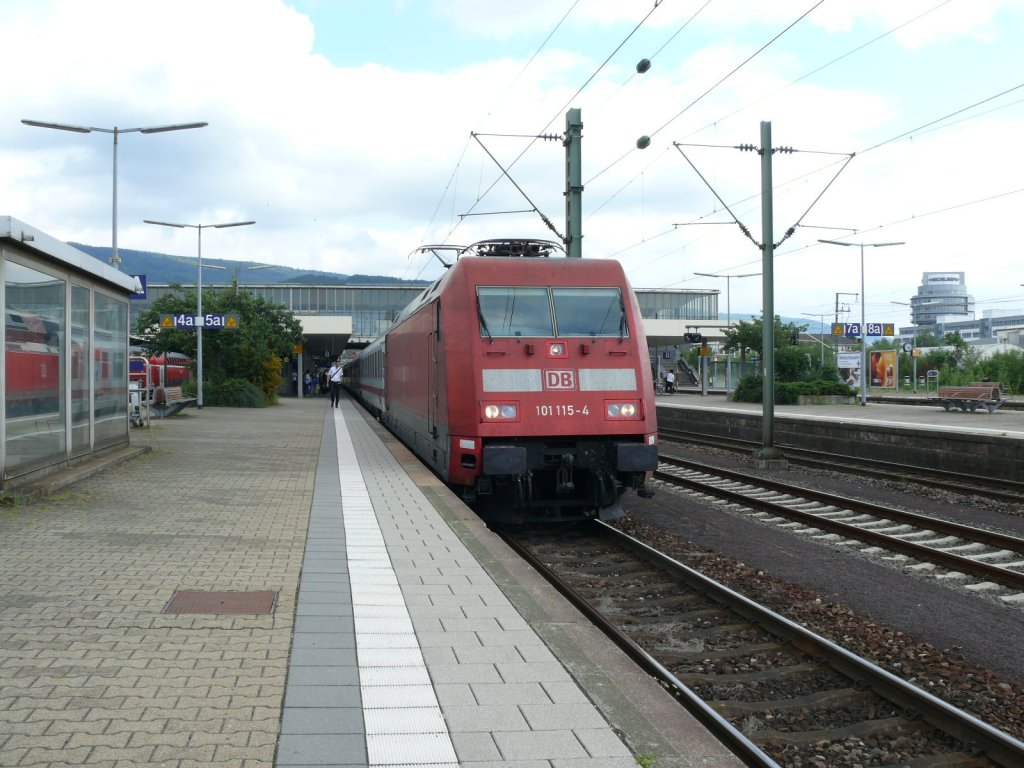 IC 2371 (Konstanz-Hamburg) mit 101 115 beim Halt in Heidelberg Hbf. 11.8.10