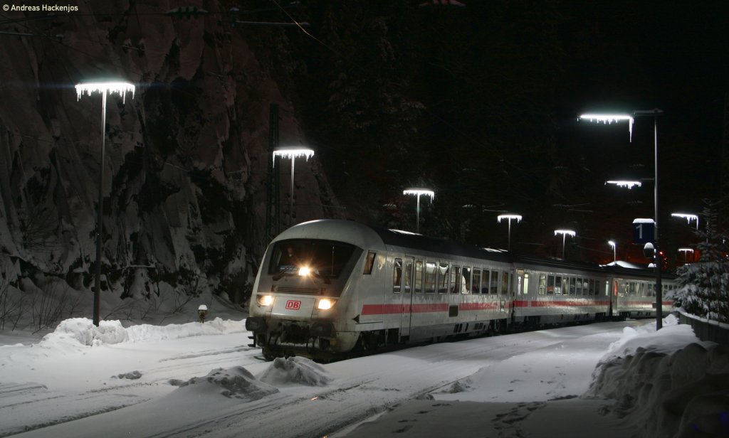 IC 2371  Schwarzwald  (Hamburg Hbf-Konstanz) mit Schublok 101 012-3 beim Halt in Triberg 25.12.10