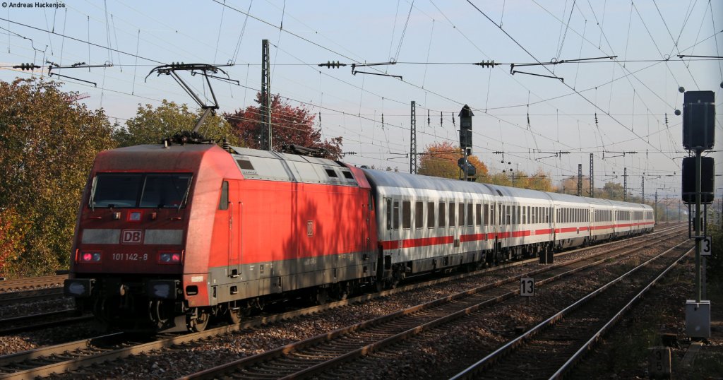 IC 2372 (Karlsruhe Hbf-Rostock Hbf) mit Shcublok 101 142-8 in Karlsruhe Hbf 29.10.11