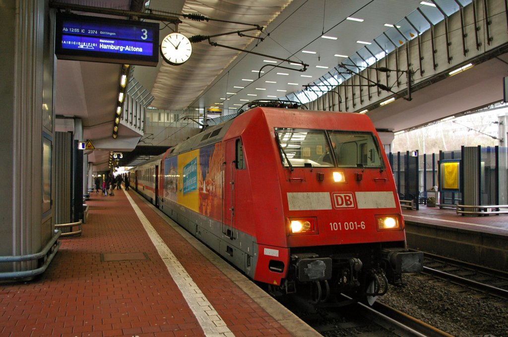 IC 2374 (101 001-6) fhrt gleich weiter nach Hamburg-Altona (Kassel-Wilhelmshhe am 18.02.2012).