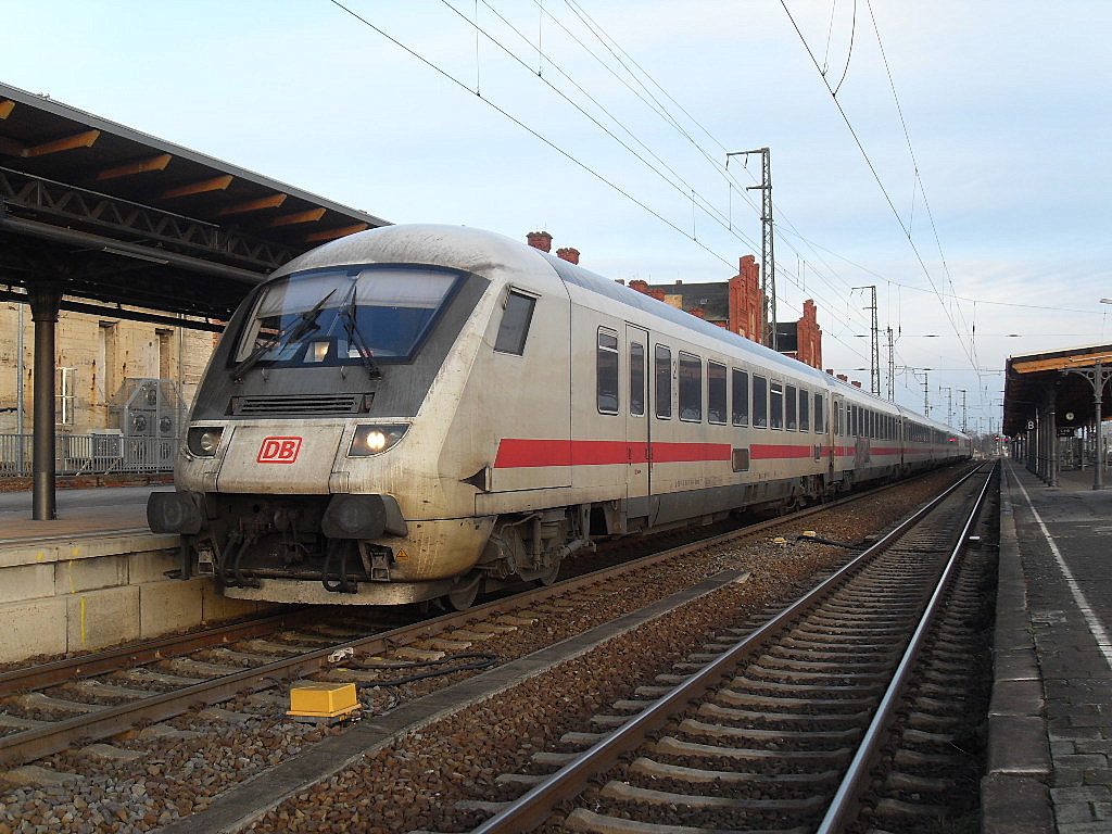 IC 2385 mit 101 076 am Schluss des Zuges fuhr am 31.12.2011 in Richtung Frankfurt in Stendal. 