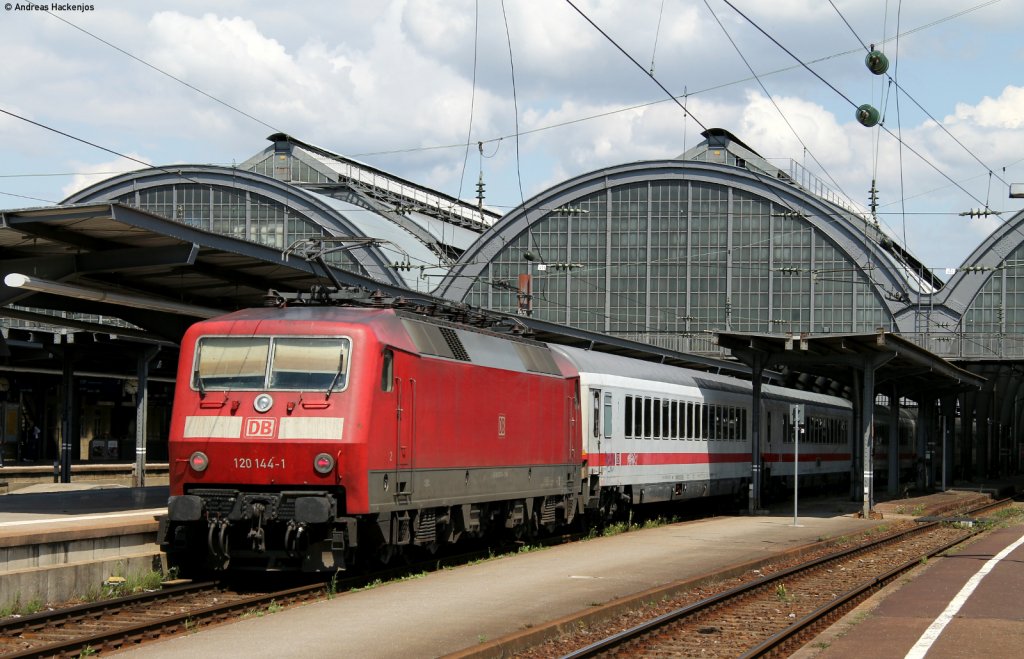IC 2802 (Basel SBB-Frankfurt (Main) Hbf) mit Schublok 120 144-1 in Karlsruhe 25.7.11 Ersatzzug f�r ICE 72