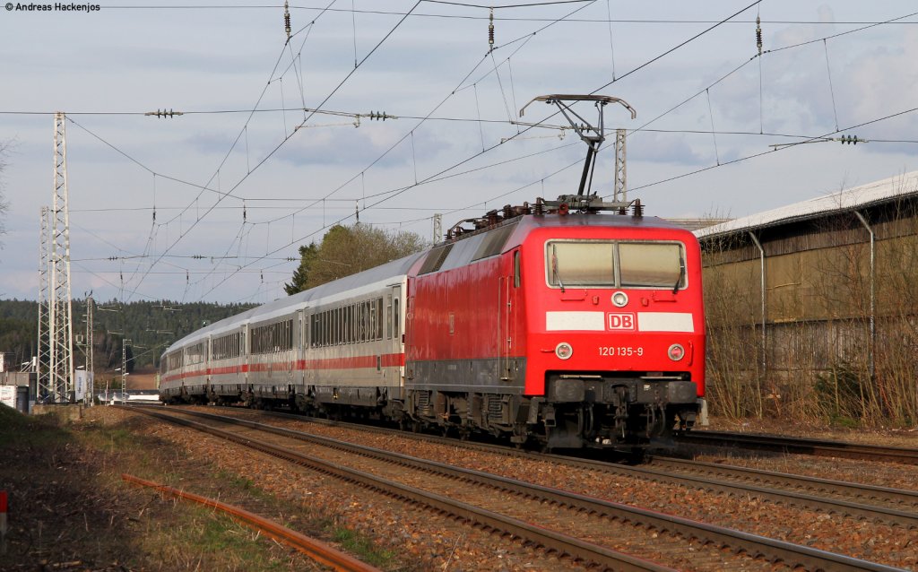 IC 2807 (Frankfurt(Main)Hbf-Konstanz) mit Schublok 120 135-9 als Ersatz f�r IC 2371 in St.Georgen 3.4.11