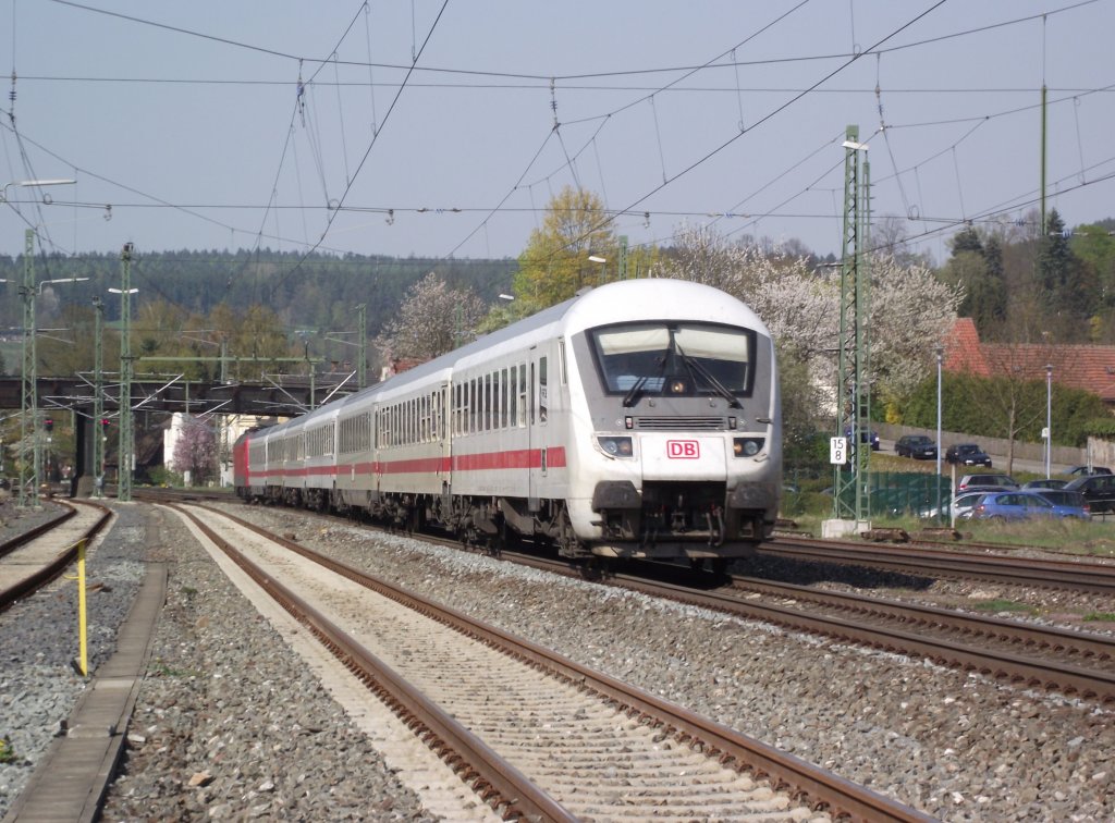IC 2807 nach M�nchen Hbf durchf�hrt am 20. April 2011 den Kronacher Bahnhof �ber Gleis 3. Am Zugschluss hing 120 146-6.