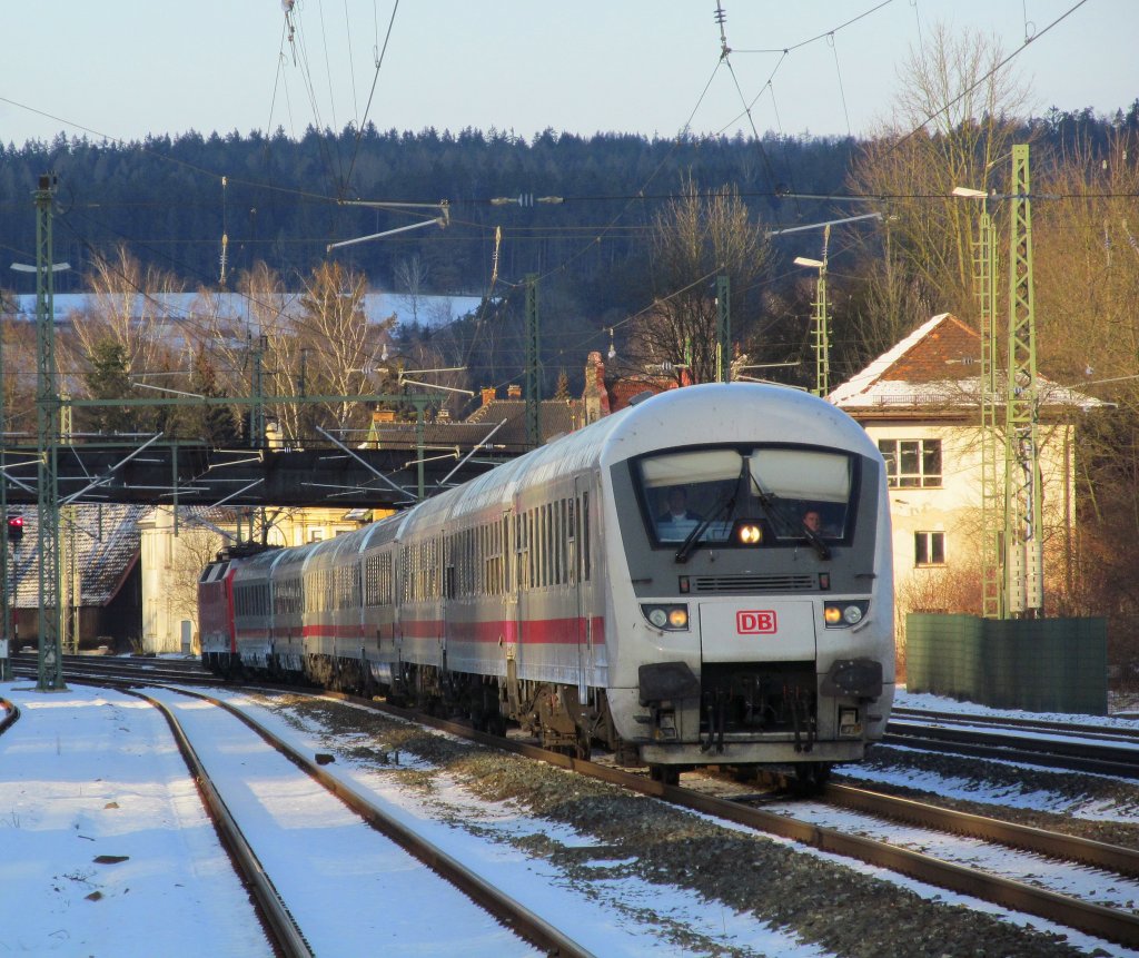 IC 2809 nach Mnchen Hbf durchfhrt am 3. Febuar 2012 den Kronacher Bahnhof ber Gleis 3. Am Zugschluss schiebt 120 130-0 nach.