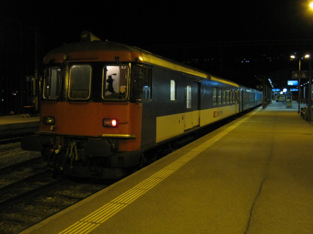 IC 31843 im Bahnhof Brig. Wegen Bauarbeiten im LBT verkehrten smtliche Personenzge ab 19.00 ber die alte Bergstrecke. Da auf dieser Linie keine Dosto (IC 2000) fahren knnen, verkehrten unter anderem zwei EW II Pendel, 27.11.2010.