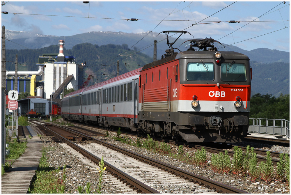 IC 534 von Villach nach Wien Meidling gezogen von 1044 068.
Zeltweg 21.6.2011