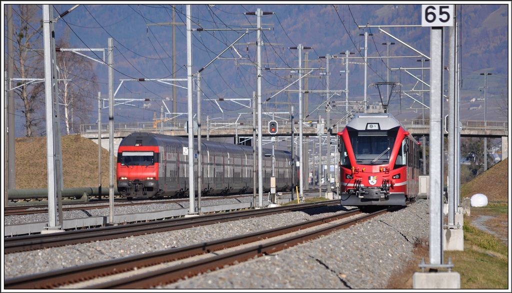 IC 565 nach Chur fhrt auf dem rechten Streckengeleise und begenet in Zizers dem ABe 8/12. (20.11.2012)