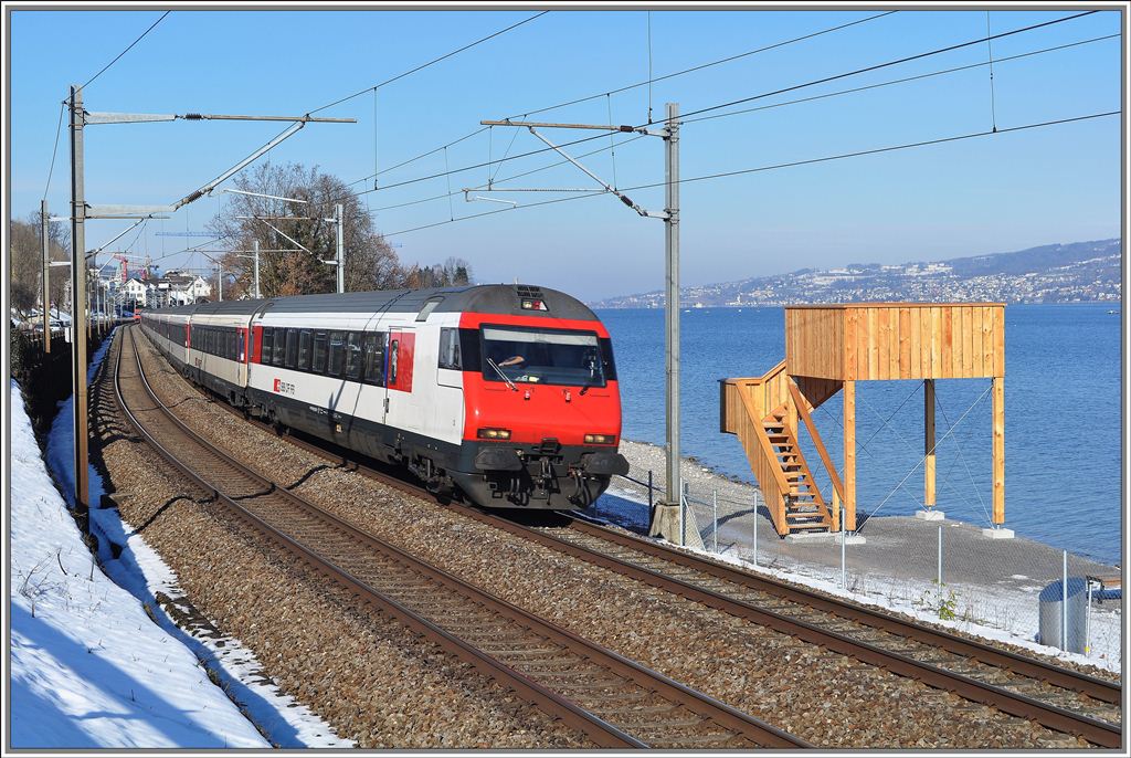 IC 567 nach Chur am Ufer des Zrichsees zwischen Wdenswil und Richterswil. Neu verluft rechts der Bahn der neue Wanderweg mit Aussichtsturm und Rastpltzen fr die Spaziergnger sowie knstliche Inseln als Rastplatz fr Wasservgel. (19.02.2013)