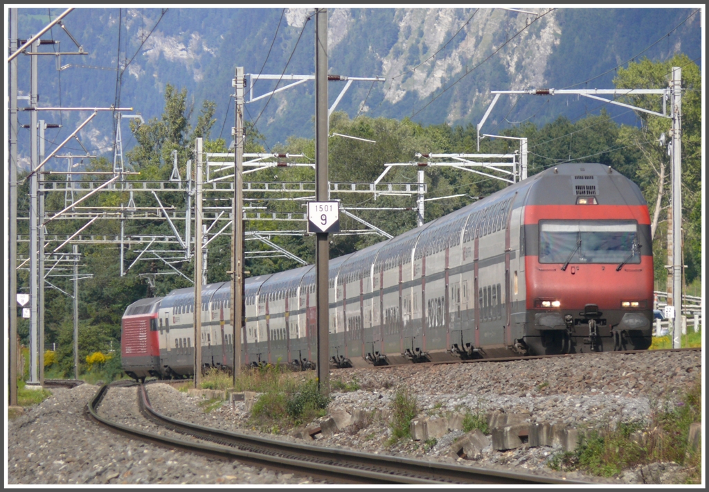 IC 575 zwischen Trimmis und Chur. Im Vordergrund befindet sich das RhB Geleise. (09.09.2010)