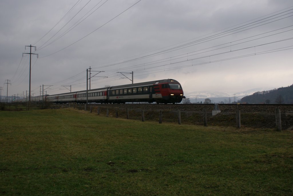 IC 578 eilt am 13.12.09 von Reichenburg Richtung Bilten.