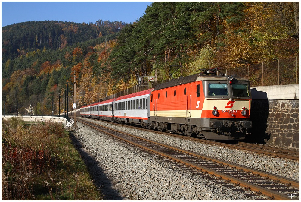 IC 654 mit E-Lok 1044 092  Schachbrett  auf der Fahrt von Graz nach Wien Meidling. 
Gloggnitz 29.10.2010