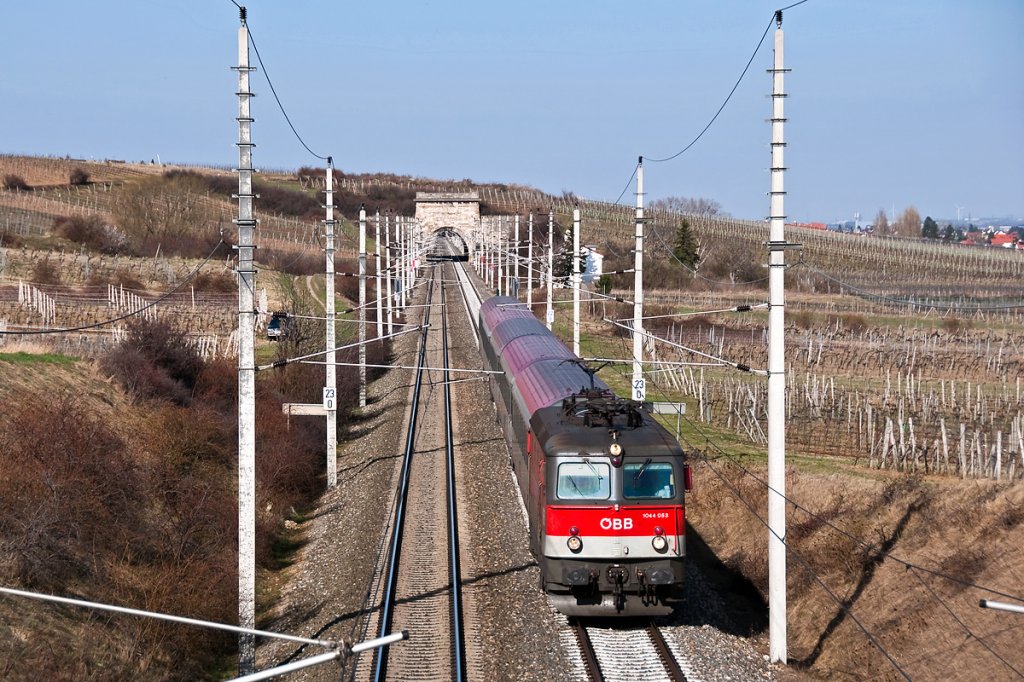 IC 657 ist von Wien nach Graz unterwegs. Pfaffsttten, am 22.03.2011.