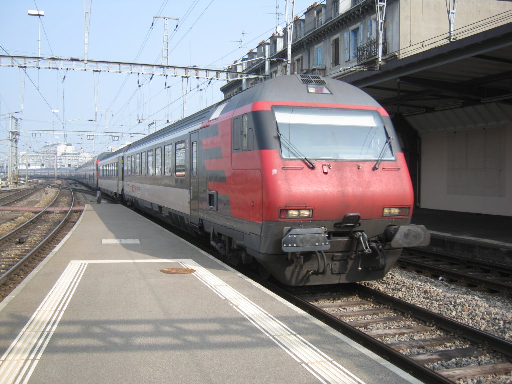 IC 716 mit einem Modul bestehend aus einem Bt und einem noch grnen B EW IV (Verstrkung wegen dem Autosalon) bei Einfahrt in Genf, 25.03.2011.