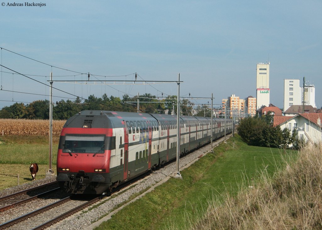 IC 720 (St. Gallen(CH)-Geneve-Aeropor t) mit Schublok 460 051-6  166 Operating Center  bei Ddingen 3.10.09