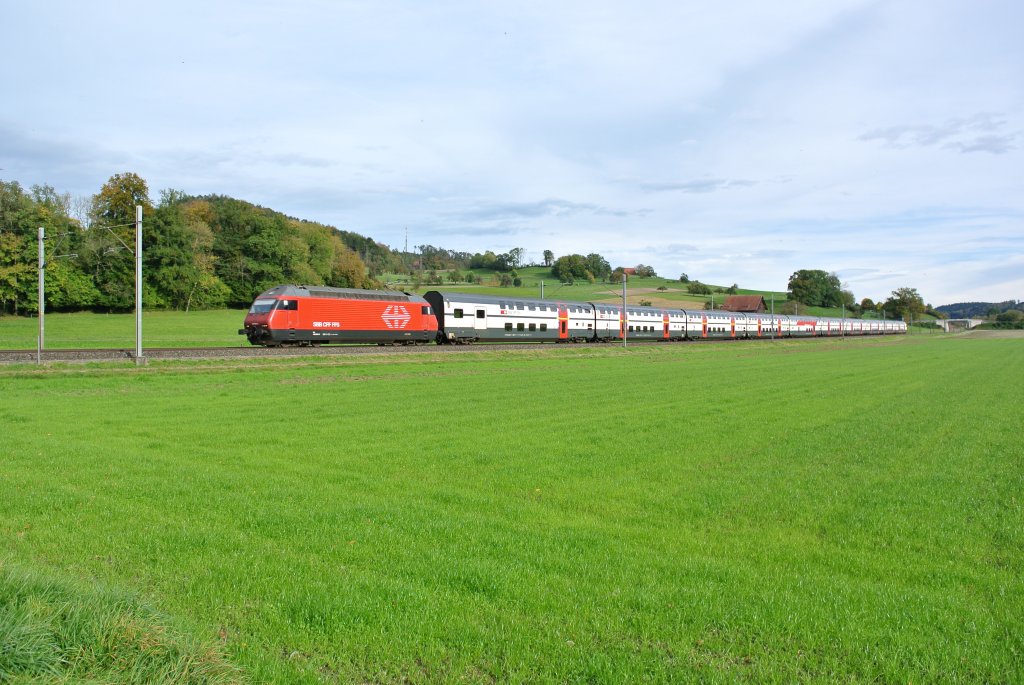 IC 730 mit der Re 460 004-5 an der Spitze bei Elgg, 17.10.2012.