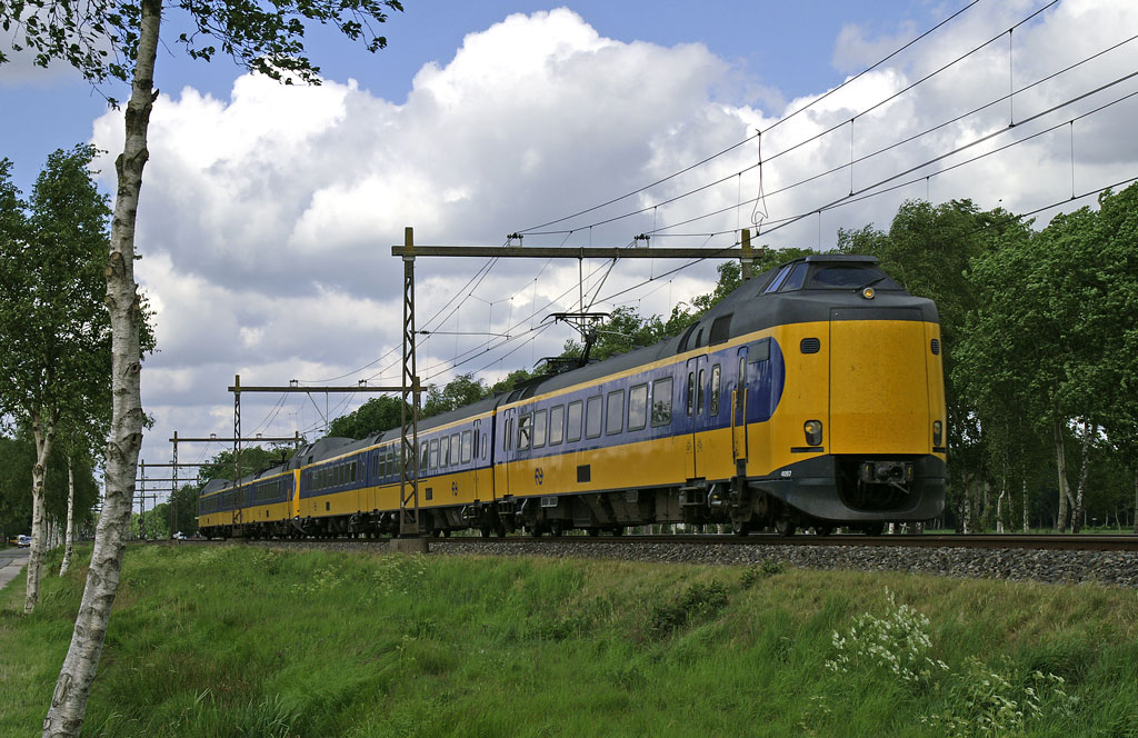 IC 752 Groningen - Schiphol mit 2 ´Koploper´-Triebwagen bei Staphorst, 14.05.2011.