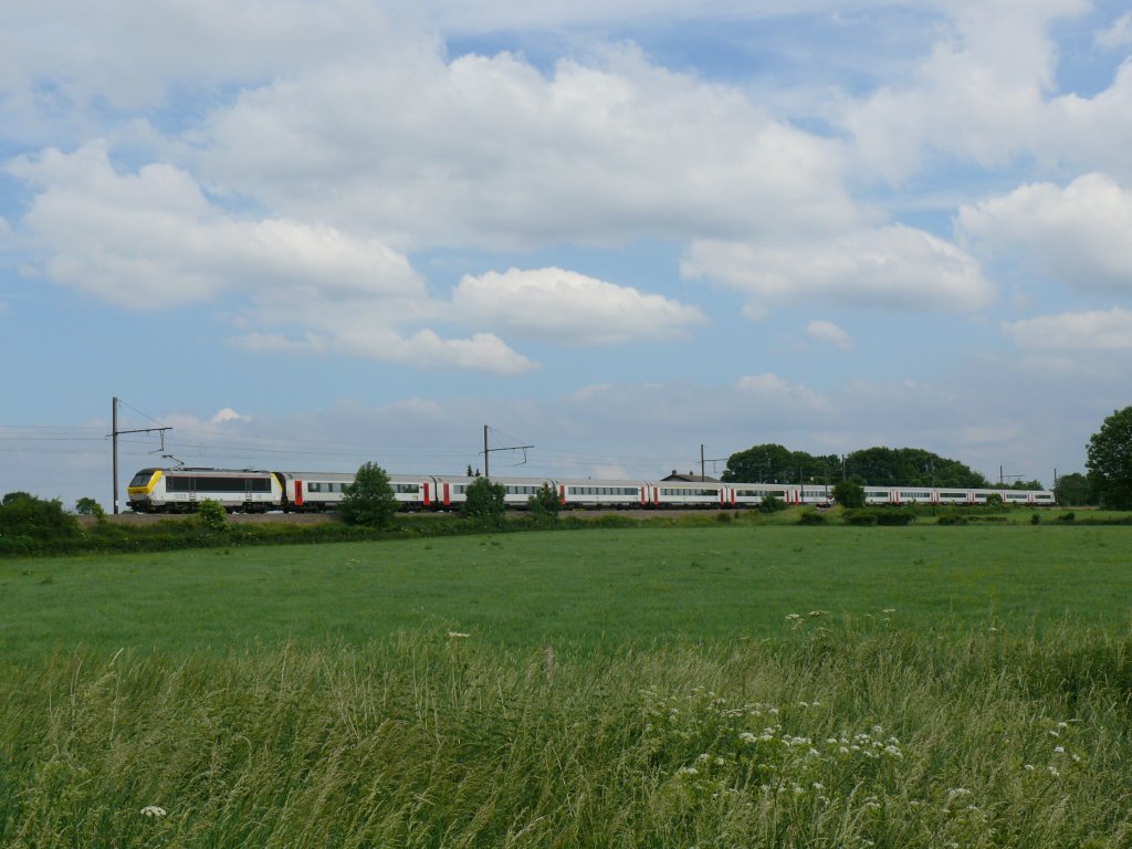 IC A Eupen - Oostende mit Zuglok 1355 bei Gemehret, kurz nach der Abfahrt aus Eupen. Das Bild entstand am 13/06/2010.