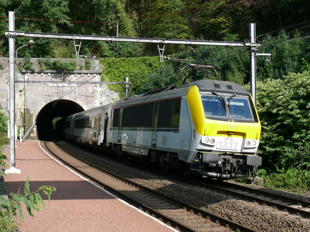 IC A Eupen - Oostende mit 1337 als Zuglok rast durch die Haltestelle Nessonvaux im Wesertal kurz vor Lttich. Aufgenommen am 04/09/2010.