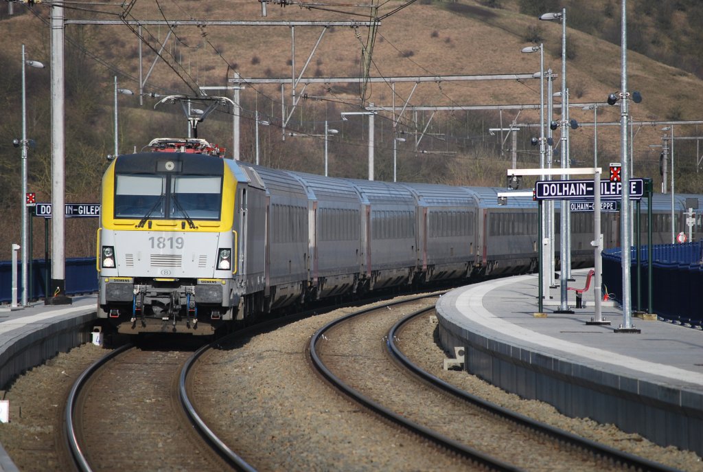 IC-A-Zug nach Oostende fhrt an der Haltestelle Dolhain-Gileppe vorbei (17. Januar 2012).